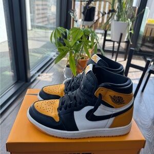 Nike Air Jordan 1 Black and Yellow High-Tops